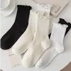 Kvinnors strumpor söt ruffle för mittbesättning mellan röror rör fotled andas svarta vita kalcetiner vår hösten kawaii lolita jk sox