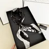 Écharpe à la tête de la marque de mode en serre de soie carrée Scharpes châle cadeau d'anniversaire plissé facile à assortir de touche douce 70x70cm