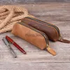 Blyertspåsar Retro Leather Pencil Case High Capacity Business Pencil Case for Kids Girl Boy School Office Pen Bag Påpa Stationery levererar HKD230831