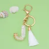 Nyckelringar Lanyards 26 Initialer Letter Key Chain White Fluffy Pompom Tassel Pendant Ornaments Gifts AZ Alphabet Keyring Harts Car Handbag Keychain 230831