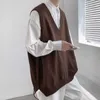 Koreansk tröja väst herr mode fast färg casual v-hals stickade pullover män lös stickning tröjor herrar kläder s-2xl hkd230831