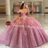 2024 Abiti Quinceanera rosa chiaro con applicazioni floreali 3D Tulle al largo della spalla Pieghe in rilievo Dolce 15 16 Abito da ballo di compleanno Realizzato su misura