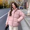 Trench da donna Inverno 2023 Colletto alla coreana Parka Giacca da donna Moda allentata Cerniera Piumini Donna Stile corto imbottito in cotone