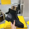 Botas de desenhista Botas de tornozelo Moda Clássico Luxo Feminino Bolsos Deslizantes Matte Couro De Cabeça Para Baixo Marca Botas De Bezerro Preto Bege Branco 007