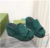 Kil tofflor designer sandal kvinnor tjocka botten tofflor glider flip flops lyxiga platt broderier tryckta gummiklänskor