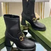 Schwarzes Damen-Bo-Pferdegebiss mit Metallschnallenbesatz, klobiges Leder, seitlicher Reißverschluss, Kitten-Heel-Knöchel-Bo-Luxus-Ferragamo-Designer-Reiter mit klobigem Absatz