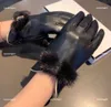 23SS Designer Girl Five Fingers Gloves Leather Gloves For Women Söta päls Ball Decoration Mittens Winter Warm Gift Inklusive Brand Box