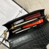 Tygväskan ny designer väska cool praktisk tvärbodi axel handväska läder prägling casual fyrkantig läder plånbok