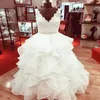 Moda volantes con cuello en V vestido de bola Vestidos de novia Tallas grandes Real Po Correas transparentes Apliques de encaje Cinta de cristal Organza Sin espalda B236l