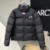 Piumino di design da uomo di alta qualità Cappotti caldi invernali in oca Lettera casual Ricamo Moda invernale all'aperto Per coppie maschili Parka XS-2XL