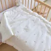 Täcken mjuk bomull vinter täcke för baby crib sängkläder tecknad broderi baby tröstare tjock dagis luftkonditionering filt 230831