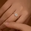 Обручальные кольца D Color 1 Carat для женщин S925 Серебряные серебряные листовые полосы тарелка 18K Белое золото