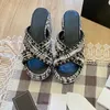 Summer Grube Sole Women Kaptery Designerskie łańcuch krzyżowy Prawdziwe skórzane buty wyściełane z haftowaną owczą skórę do sandałów zewnętrznych