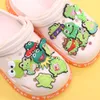 Partihandel 100st PVC Mix bedårande gröna grodor sko charms barn djur spänne dekorationer för ryggsäckknapp