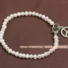 Bracelet élastique/extensible de perle d'eau douce blanche naturelle de style élégant simple de brin avec le charme de forme de coeur