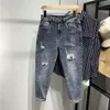 Jeans da uomo Estate 2023 Stile Strappato Patch Studente Casual Moda da uomo Slim Personalità Mendicante Adolescente Lunghezza caviglia Denim