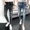 Heren jeans 2023 denim heren Koreaanse stijl jeugdstylist broek jongens scheurden gaten trendy persoonlijkheid slanke voeten enkel lengte