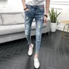 Heren jeans 2023 denim heren Koreaanse stijl jeugdstylist broek jongens scheurden gaten trendy persoonlijkheid slanke voeten enkel lengte