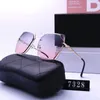 Gafas de sol de diseñador para mujeres y hombres Modelo de moda Especial UV 400 Protección Carta Pierna Marco de doble haz Marcas al aire libre Diseño A300q
