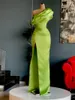 Festklänningar grön unik elegant lång prom klänning en axel ärmlös delad satin plus storlek kvinnor formella aftonklänningar