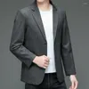 メンズスーツスタイリッシュなメンダークグレーブレザーイングランドスタイルスリムフィットジャケットスーツ男性春秋の衣装テーラードアパレルノッチカラーウェア