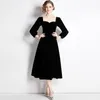 Casual Dresses Fall/Winter 2023 Square Neck Black Velvet Long Sleeve Dress French Retro Hepburn Style Simple Midje Slim kjol