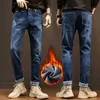 Jeans masculinos de flanela térmica de inverno Alongamento masculino de qualidade famosa calça de lã Homens retos calças de galhas jean masculino y2303