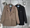 Top feminino casaco de traje feminino Early Spring Designer Jackets Fashion Moda Combinante Triângulo Triângulo Top Médio e Ternos Longos Nylon Tamanho S-L