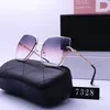 Gafas de sol de diseñador para mujeres y hombres Modelo de moda Especial UV 400 Protección Carta Pierna Marco de doble haz Marcas al aire libre Diseño A300q