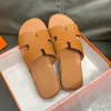Nya mode tofflor lyxdesigner sandaler läder brev strandskor utomhus anti-halk platt skor slits godis inomhus badrum antislip 39-45