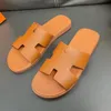 Nya mode tofflor lyxdesigner sandaler läder brev strandskor utomhus anti-halk platt skor slits godis inomhus badrum antislip 39-45