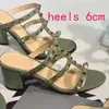 Kapcia plażowe designerskie buty kobiety sandały skórzane nit gęste obcasy pół śluzowaty slajdów kobieta buty leniwe buty na wysokim obcasie rozmiar 3541--42 US4-US10 z pudełkiem czarny