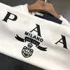 2023 디자이너 Pra Prad Mens T Shirts 고급 소프트 코튼 짧은 슬리브 티셔츠 여름 캐주얼 안락함 남성 의류 의류 티 Tshirts 검은 흰색 녹색 빨간색