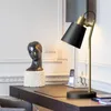 Lámparas de mesa Luz nórdica de lujo LED Hierro Moderno Ajuste Lámpara de escritorio Creativa al lado de los accesorios del dormitorio