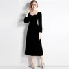 Casual Dresses Fall/Winter 2023 Square Neck Black Velvet Long Sleeve Dress French Retro Hepburn Style Simple Midje Slim kjol