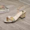 En iyi tasarımcı sandalet klasik yüksek topuklu moda slaytlar kadınlar elbise ayakkabıları bayan metal kemer toka sandal kutu 35-41