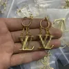 Lady Fashion Earring Stud Designer Heart Shape Hoop and V Letter Sign Luxury Earrings High End Jewelry for Woman Top Quality Flera valfri RE-093