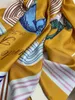 Kwadratowy szalik kobiet szalik 100% Twill Silk Material Złote Pint Letters Wzór koni Rozmiar 130 cm - 130 cm