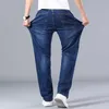 Męskie dżinsy klasyczne cienkie niebieskie dżinsy Zaawansowane rozciąganie luźne proste dżinsowe spodnie męskie spodnie marki plus rozmiar 40 42 44 230301