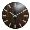 壁の時計クリエイティブな木製の明るい壁時計レトロな暗い光る数字を吊るすスリエントナイトライトウォッチリビングルームの装飾ベッドルー230301