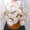装飾的な花1PC人工5ヘッドデイジー菊カモミールフラワーブーケウェディングホームデコレーション偽物