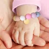 Bracelets porte-bonheur de pièce initiale personnalisés sans brin pour filles garçons couleur bleu rose perles de Silicone souple audacieuse cadeau aux enfants bébé