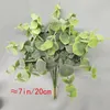 Flores decorativas 6pcs/lotes de eucalipto artificial Planta falsa ramificações de dólares prateados plantas de grama plástica para decoração de casa de festa de casamento