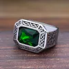 Clusterringen Punk Hip Hop Creative Square Green Stone Ring Men Dames Roestvrij staal Retro Nordic Irish Celtics Knoop Ringen Sieraden Gift G230228