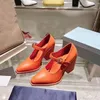 Kvinnors klänningsskor med flerfärgade inslagna klackar modedesigner läder högklackade kvinnors skor 35-42