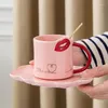 Koppar Saucers Creative Red Lip Coffee Cup med maträtt och guldsked Personlig keramisk teuppsättning Söt mjölkmuggbordsartiklar Rolig gåva till henne