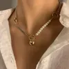 Choker Retro Fashion Design Metal Necklace Kvinnors unika blandade färgstift Pin Buckle CCB Pärledhänge 2023