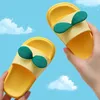 Slipper Novo Padrão de folhas fofas Crianças infantis crianças meninos ao ar livre, meninas, meninas de meninas para casa de menino de menino de menina não deslizamento T230302