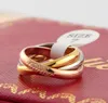 Anel de amor Anéis de designer para mulheres e homens Anel de casamento Banda de ouro Acessórios de joias de luxo Aço de titânio banhado a ouro Nunca desbota Not297G
