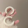 후프 귀걸이 겨울 플러시 둥근 회로 귀걸이 한국의 달콤한 귀여운 따뜻한 흰색 모직 스테인리스 스틸 선물 선물